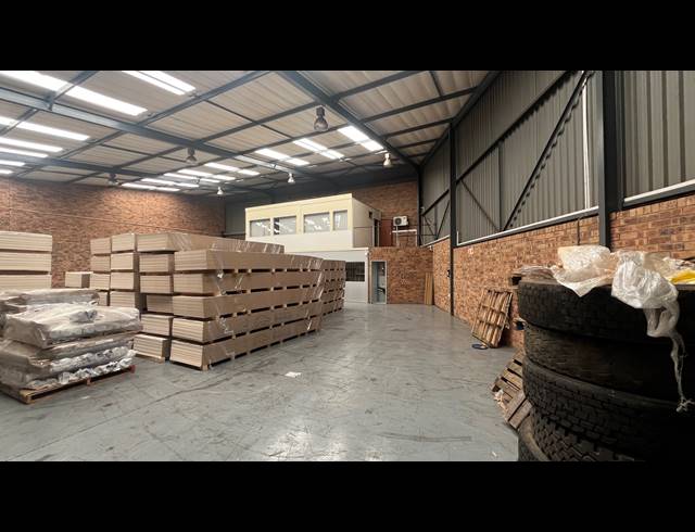 500M² WAREHOUSE TO LET IN SPARTAN